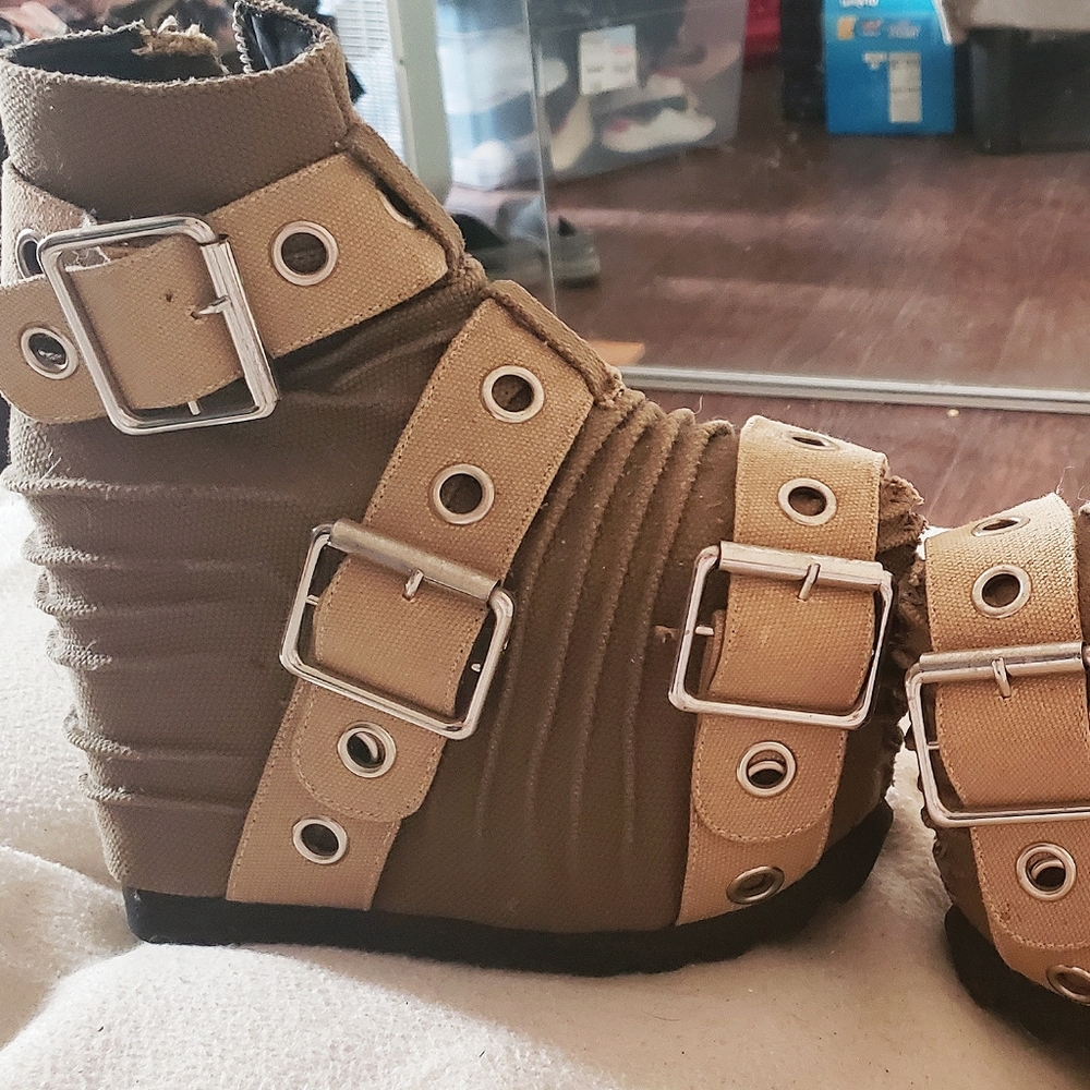 Dollskill Platforms